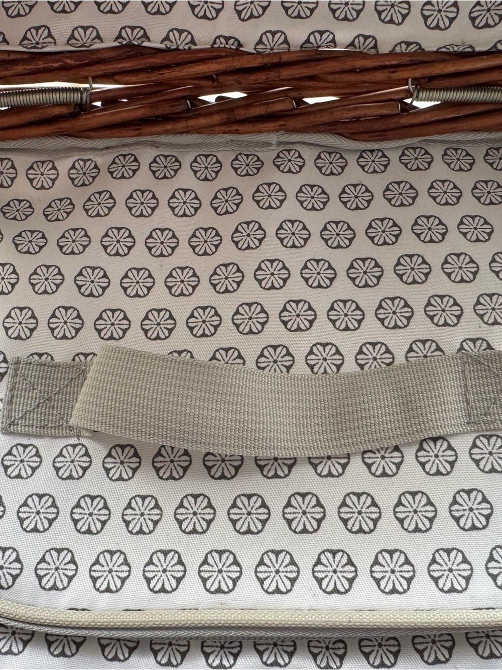 Vintage-Style Woven Wicker Insulated Picnic Basket Cooler - Picture 7 of 15